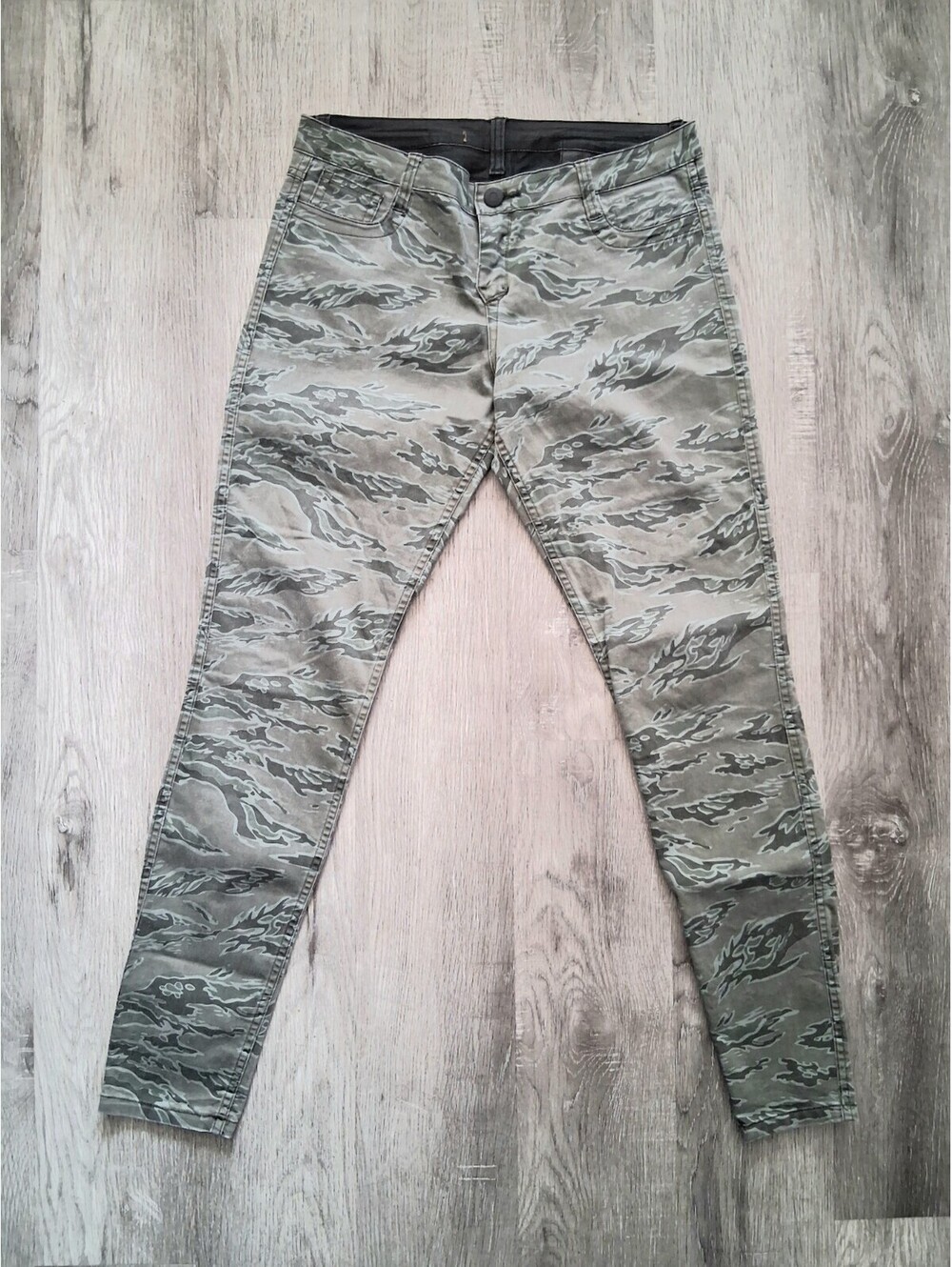 Hurley Womans 12, 31x29 Tiger Stripe Camo to Solid Black Reversible Skinny Pants